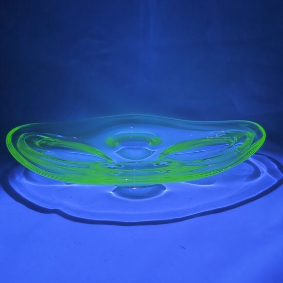 Czech Skrdlovice Uranium Glass Fruit Bowl UV Glow Vaseline Platter 60s Vintage - Picture 4 of 16